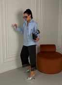Shirt with a detachable accent collar